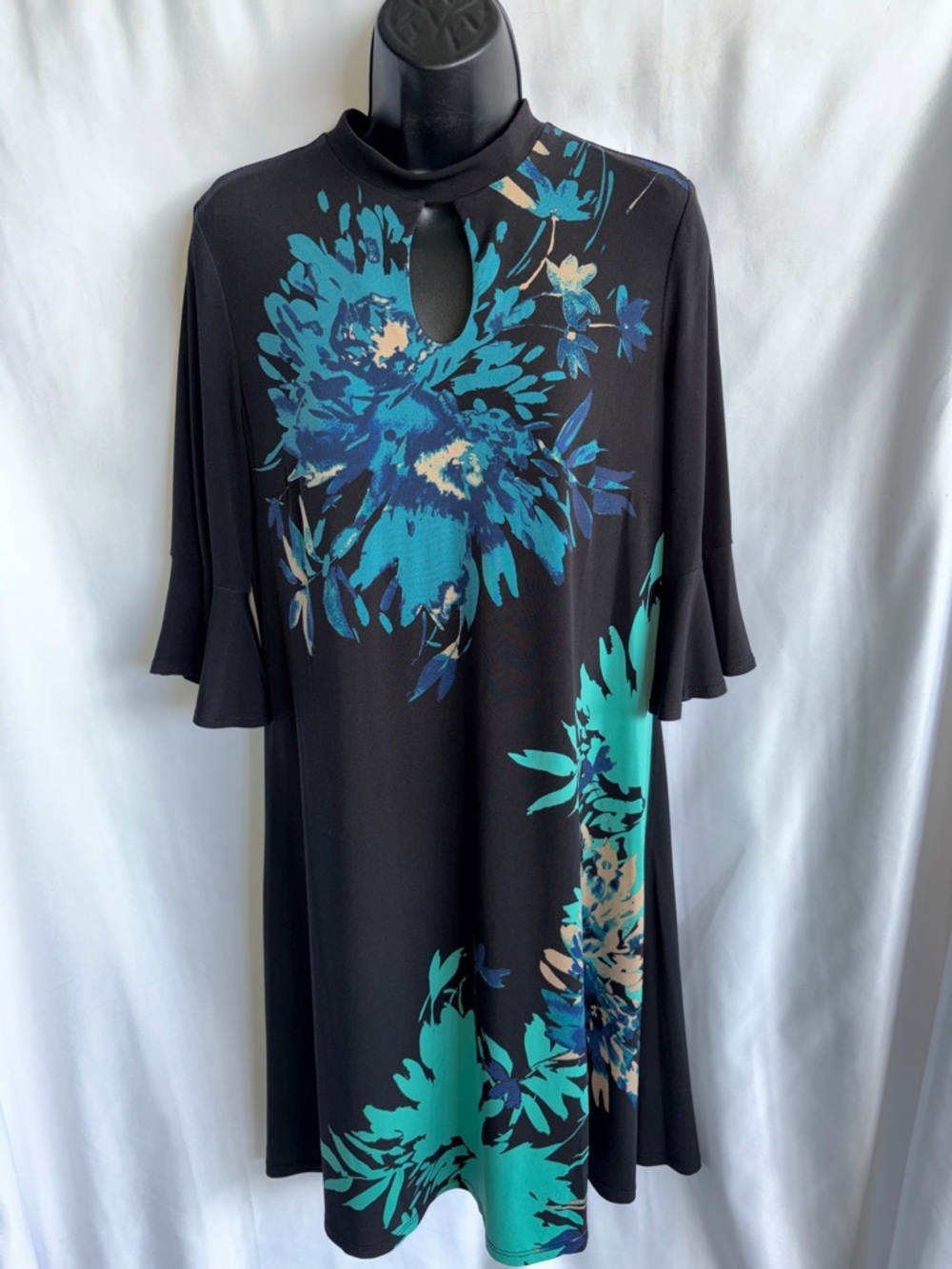 Roz & Ali Floral Print 3/4 Bell Sleeve, keyhole collar, sz M, 19” PTP, 37” L